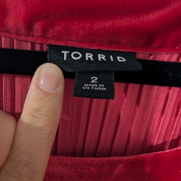 Torrid Jester Red Velvet Pleated Goddess Tank in Size 2 (18/20) - Picture 3 of 11